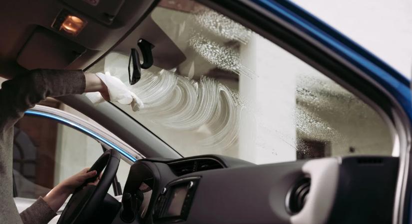Eleged van az állandó törölgetésből? Ezek a leghatékonyabb módszerek a bepárásodott szélvédő ellen
