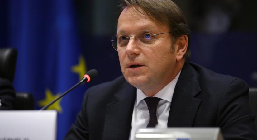 Várhelyi Olivér tagadja, hogy bármit is tudott volna az irodájából működtetett kémhálózatról