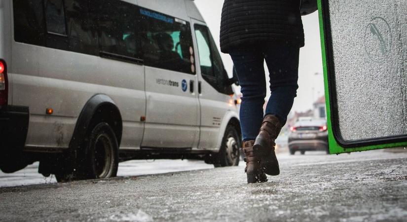 Így élheti túl a jégpáncélt: hasznos tanácsokat adtak a szakértők az ónos eső ellen