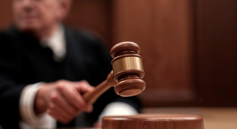 Kiskorú lány előtt végzett önkielégítést a vonaton