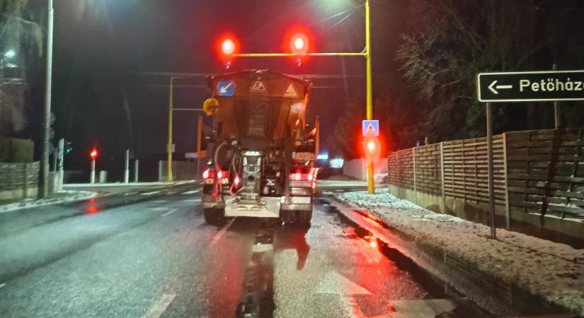 Éjszakai hó, reggeli ónos eső – és mégis zökkenőmentes az M85-ös