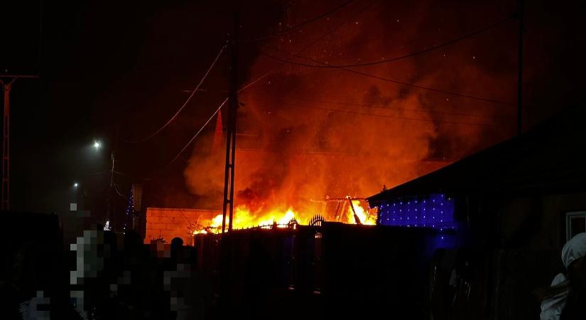 Tűz pusztított egy lakóházban a Maros megyei Szalárdtelepen