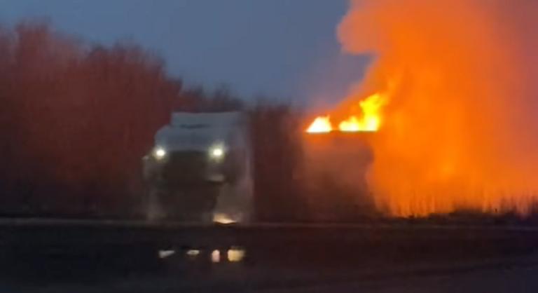 Lángokba borult egy kamion, lezárták az M5-öst Budapest felé