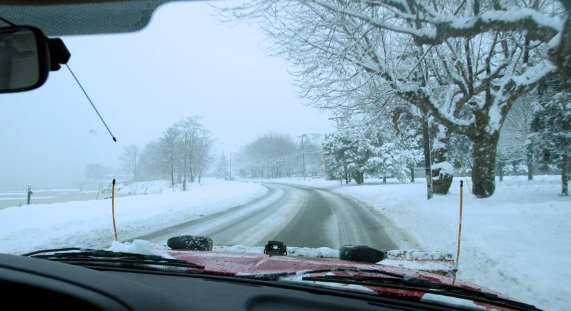 Vigyázat az utakon: ónos eső és havazás érkezik kedden
