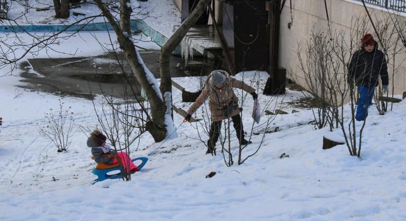 Mostantól ráfizet, aki így szánkózik, a rendőrség azonnal büntet érte