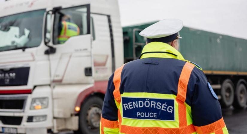 Kigyulladt egy kamion pótkocsija az M5-ös autópálya Budapest felé vezető oldalán