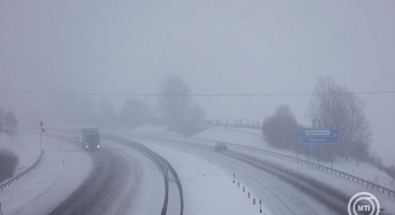 Lezárták a rajkai határátkelőt a teherautók előtt, torlódás várható Pozsony környékén
