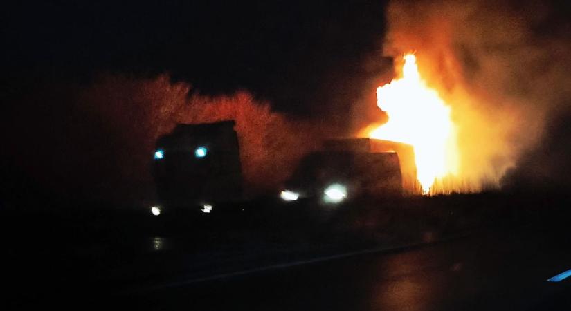 Kigyulladt egy kamion az M5-ös autópályán - egy teljes szakaszt lezártak a baleset miatt