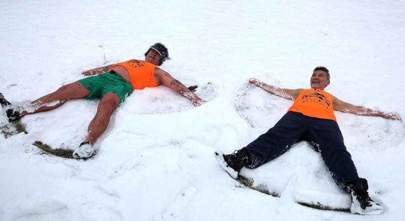 Félmeztelen ugrás a mínuszokban? Új őrület tarol a közösségi médiában