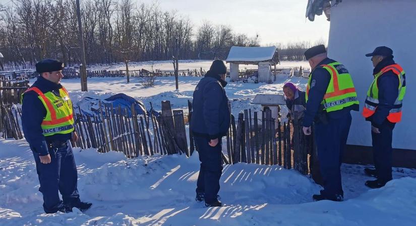 Tanya akció és mentés a hóból: a rendőrökkel közösen segítettek a petőfiszállási és a tompai polgárőrök – fotók, videó