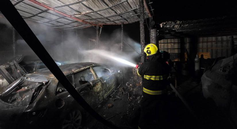 A műhelyben csaptak fel a lángok, két autó is kigyulladt - fotók