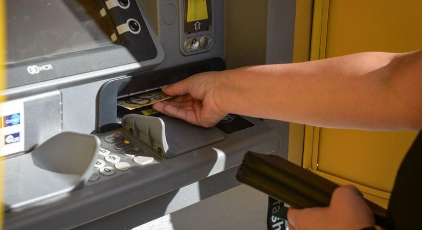 Nagy magyar bank tervez leállást, most a pénzfelvétellel is gond lehet
