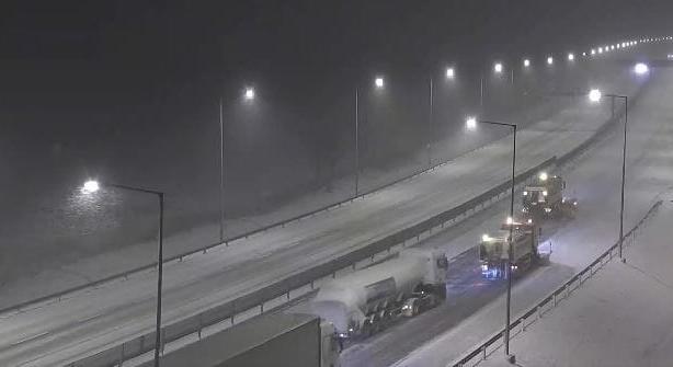 Tilos megelőzni a hókotrókat autópályán, mégis megteszik, és baleset is lett belőle – videó