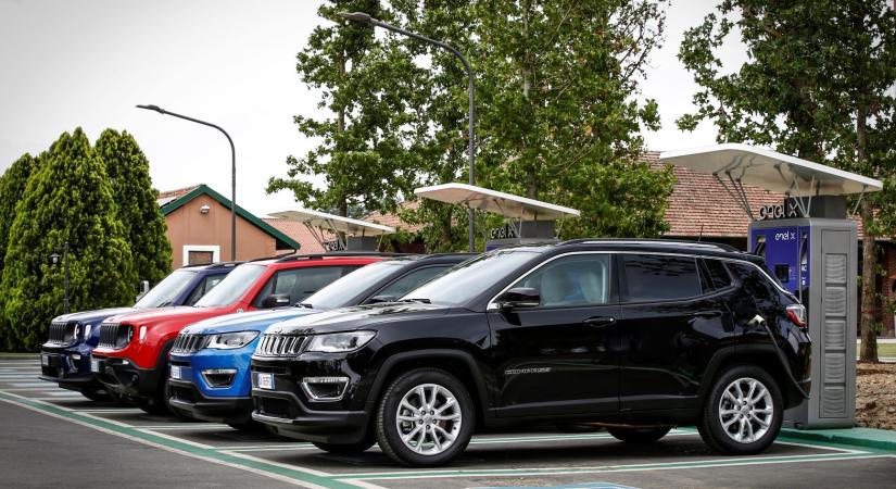 Elkaszálta plug-in hibridjeit a Stellantis Észak-Amerikában