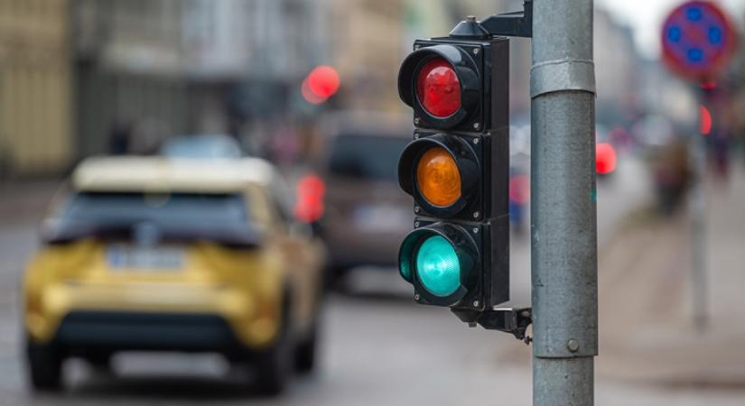 Mi az áthaladás pontos sorrendje a képen? Még a rutinos sofőrök 80 százaléka is elhasal ezen a KRESZ-teszten