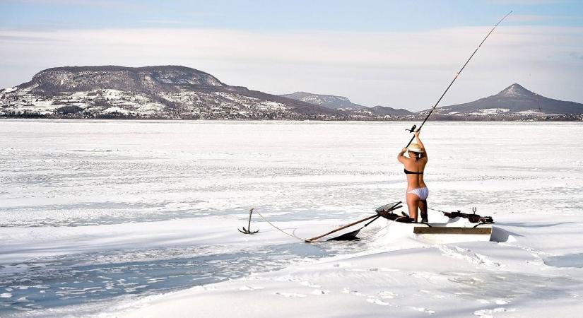 Téli Balaton, nyári idomok: a jég is felolvadt a bikinis horgásznő dobásától