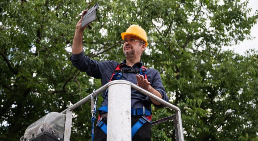 „Elég szépek ahhoz képest, hogy csak egy mezőgazdasági üzemben állnak Orbán szerint” – hatvanpusztai cserépkályhákról posztolt Hadházy