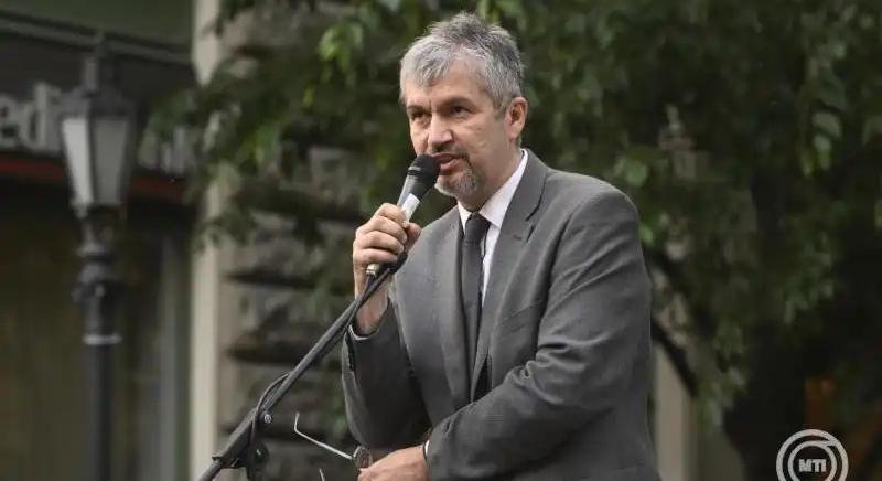 Orbán Viktor biztosan nem fázik – Hadházy ironikus posztja Hatvanpusztáról