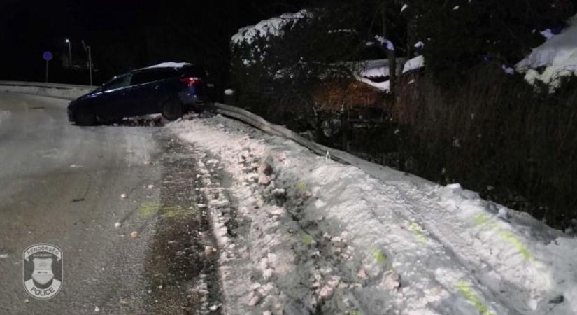 Elképesztő eset Zalában! Buli után törte össze az autóját, majd íróasztalon aludt el