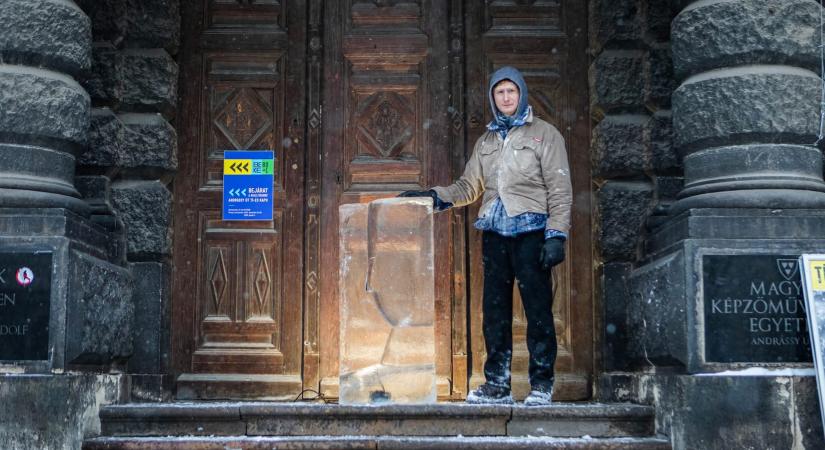 Nekünk is van jégszobrunk: a Magyar Képzőművészeti Egyetem előtt