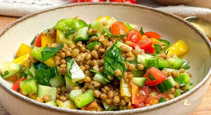 Zöldséges lencsesaláta: könnyed, tápláló fogás citrusos öntettel