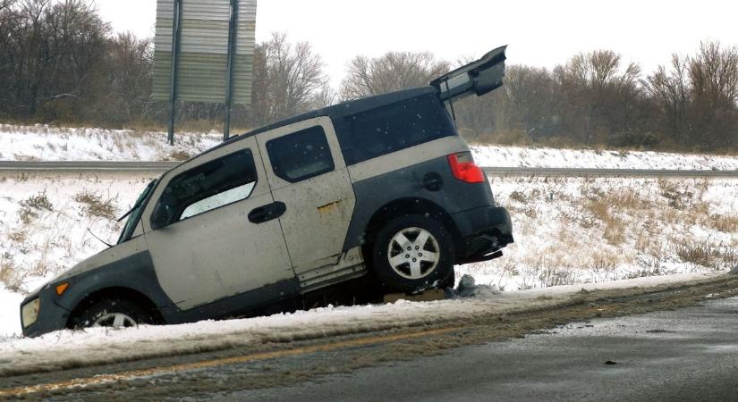Bajban lehetnek a város felé közlekedők, a hó mellett baleset is lassítja a forgalmat