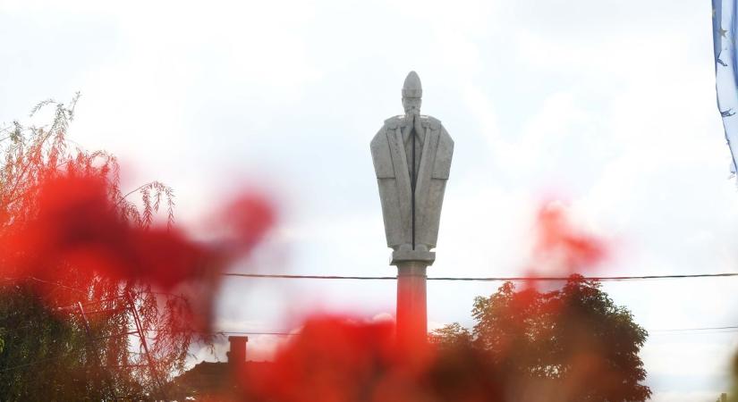 Miért ez a subás alak az alföldi település védőszentje? Most kiderül! – galériával