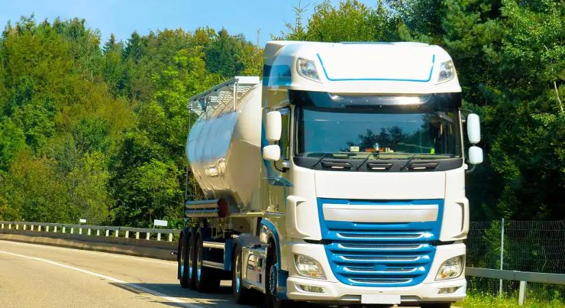 Lángokban állt egy kamion pótkocsija az M5-ös autópályán