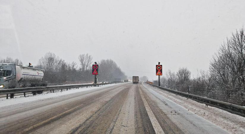 Jégpályává változott Nyugat-Szlovákia: megbénult a közlekedés, lezárták a reptereket