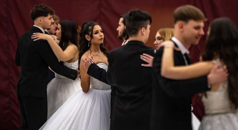 Szalag került a szívek fölé: így ragyogtak a Vajdás diákok az estén! (galéria)