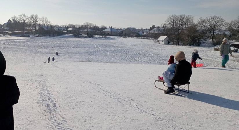 Ahol a szülők is sorba álltak egy csúszásért, Nagymágocson életre kelt a Turul-domb