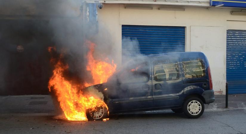 Haragudott a rokonaira, felgyújtotta a kocsijaikat