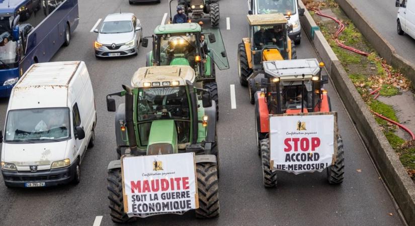 350 traktor Párizs utcáin