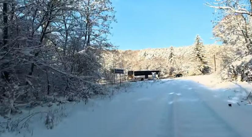 Évtizedes tél: „hótörő” személyvonat vágott utat Szilvásváradig - VIDEÓ