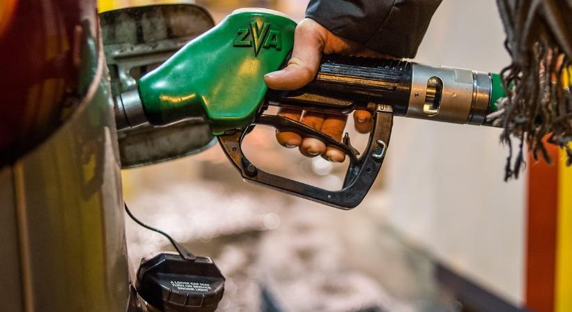 Négy tankolókártyát kapott egy sofőr, közel 3 millióért magának is tankolt velük