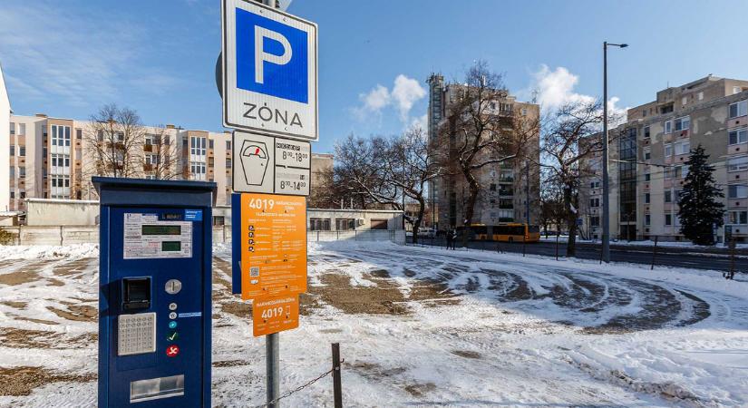 Harmincöt új parkolóhelyet alakítottak ki Debrecen belvárosában
