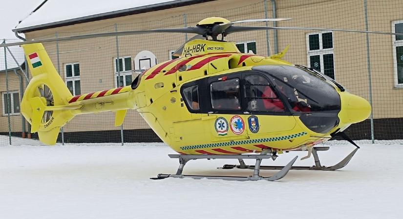 Az iskola udvarán szállt le a mentőhelikopter, a gyors segítség ellenére meghalt egy ember – fotók