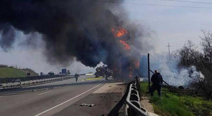 Baleset az M1-esen, kigyulladt kamion az M5-ösön