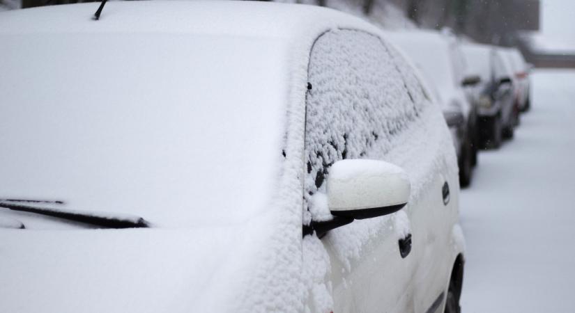 Korlátozásokat vezetnek be a közlekedésben az időjárás miatt