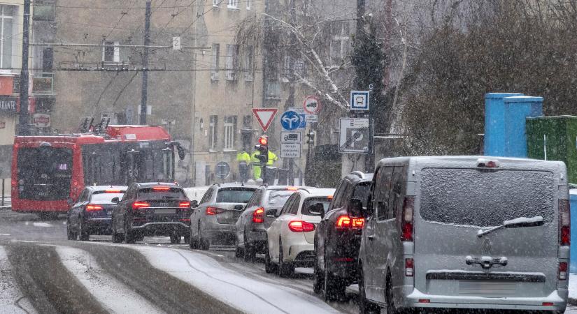 FOTÓK: Közel van az összeomláshoz a nyugat-szlovákiai közlekedés – lezárták a pozsonyi repteret