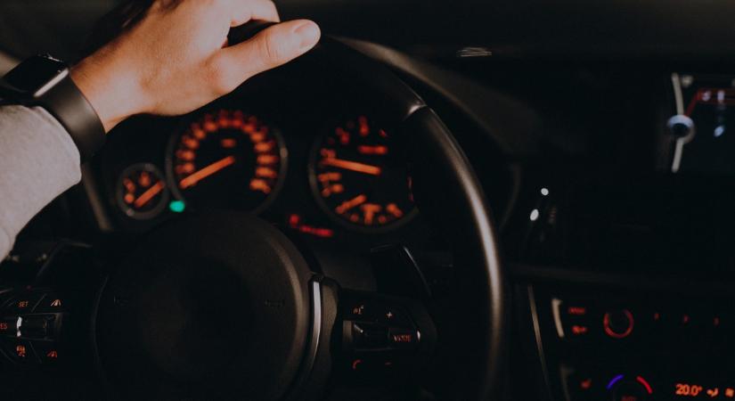 Eltiltás hatálya alatt, jogosítvány nélkül vezetett – Ítéletet hozott a Debreceni Törvényszék