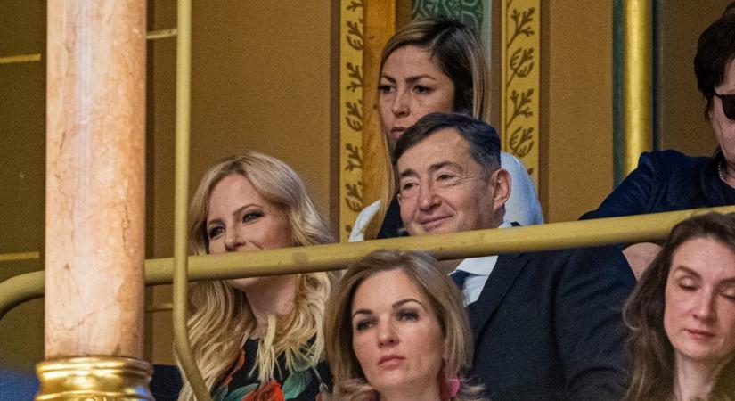 Hazatértek a több mint kéthetes utazásról Mészárosék