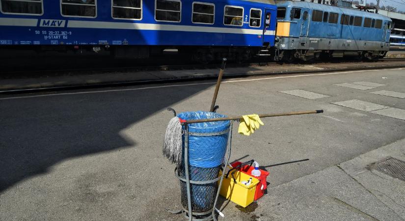 Az eltévedt InterCity, a részeg vasutas, vagy a magától elinduló Bzmot? Szavazzon, mi volt 2025 legfurább vasúti hibája!