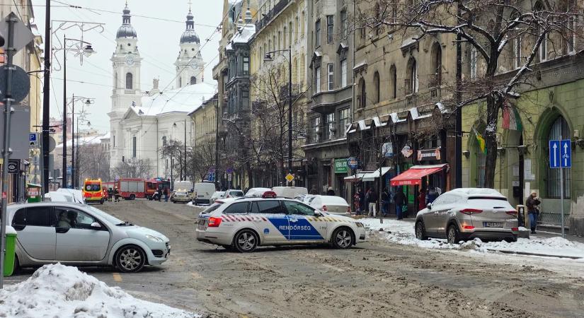 Most kaptuk: óriási a pánik a Baross utcánál, mindent elleptek a rendőrök és a tűzoltók