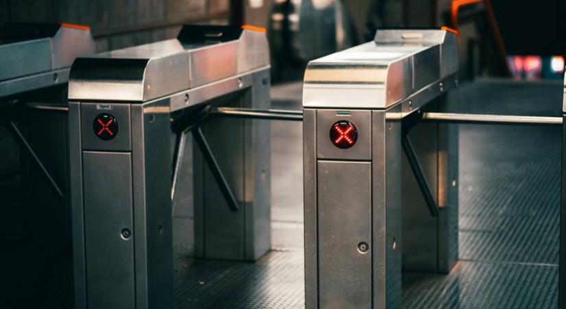 Leálltak a repülőterek a kíméletlen időjárás miatt: sok magyar repül innen