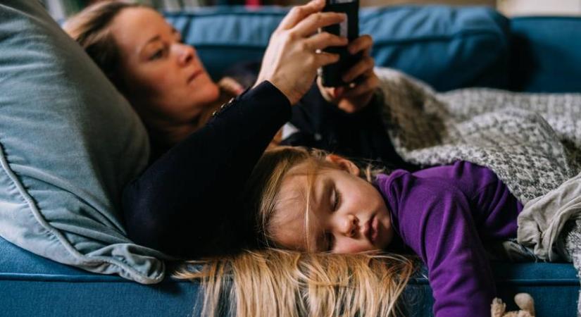 A legtöbb szülő csinálja, pedig borzasztó káros hosszú távon – Mi az a szülői phubbing?