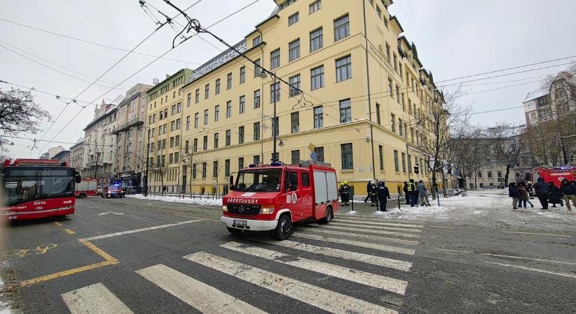 Lezárták a Baross utcát a Horváth Mihály térnél – rengeteg a tűzoltó, rendőr