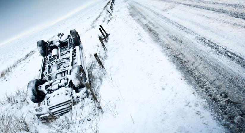 Újabb baleset a hóban: a 34-es főútra riasztották a tűzoltókat