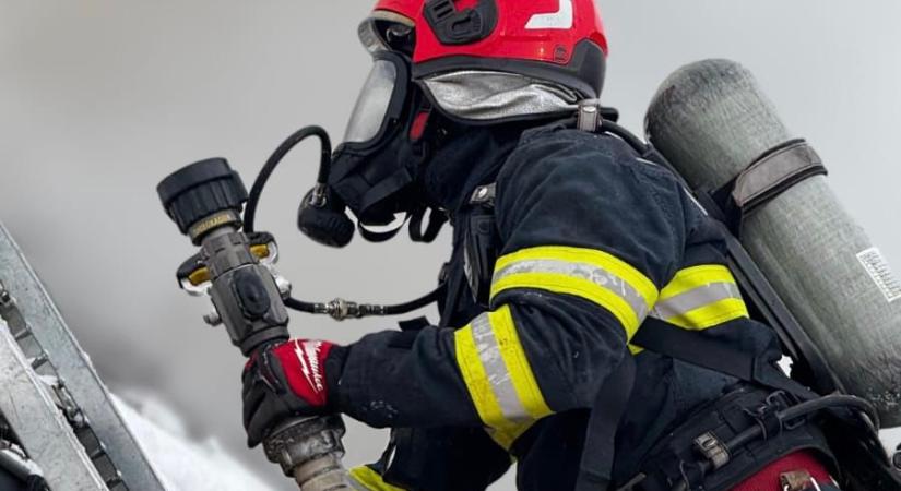 Lángra kapott egy marosvásárhelyi ház tetőszerkezete