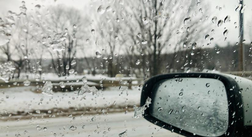 Másodfokú riasztást adott ki a meteorológiai szolgálat, hamarosan durva ónos eső csap le az országra